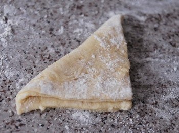 step2: 向對角摺，成三角形