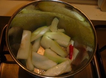 step2: 取小鍋子,倒入調味料,蒜碎及辣椒煮滾,續放入步驟1拌勻.