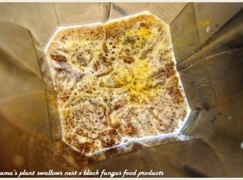 step3: 將黑木耳露也倒入果汁機中，把所有的材料打均勻。