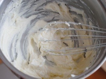 step3: 先將忌廉芝士攪拌至軟身，然後下糖拌勻