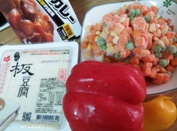 step1: 準備材料: 板豆腐 ( 切片 ) ; 紅椒 ( 切粒 ) ; 黃椒 ( 切粒 )