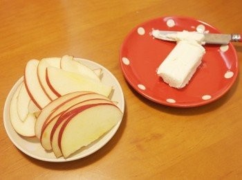 step1: 先將蘋果去心去籽切成半圓型狀，奶油起士放置常溫備用。