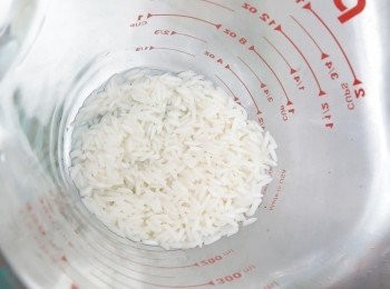 step3: 用幾湯匙水打起白米成漿備用