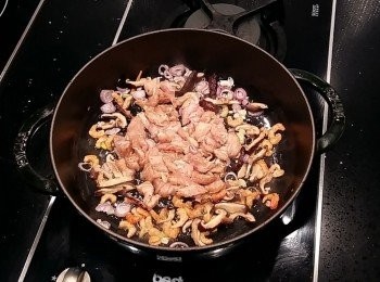 step5: 另準備一個炒鍋,熱油鍋後,將紅蔥頭下鍋爆香,依序加入香菇及蝦米,豬肉絲拌炒出香氣。