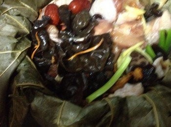 step7: 將所有材料盡量鋪平放在荷葉上(以免有部份地方難以蒸熟)，然後抽起旁邊的荷葉將所有材料包好。