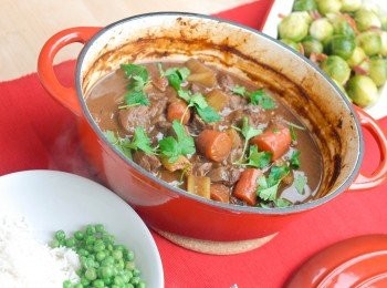 step6: 可將鍋子蓋上鍋蓋，放入焗爐，以160度焗約1.5小時，再打開鍋蓋，放回焗爐，焗30分鐘即可。最後下鹽及黑胡椒粉調味