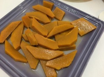 step2: 南瓜隔水蒸10-15分鐘或蒸爐蒸10-15分鐘至淋身, 視乎個人口感硬及軟度調教時間, 蒸後取出(也可以壓成南瓜蓉)