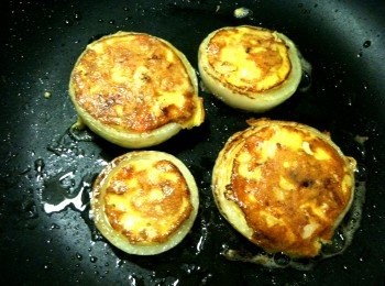 step6: 待蛋液凝固時，翻面，蓋鍋蓋續煎。