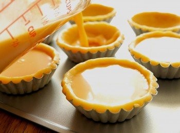 step15: 把蛋漿平均倒入模內。蛋漿表面如有氣泡，需要撇走清除。