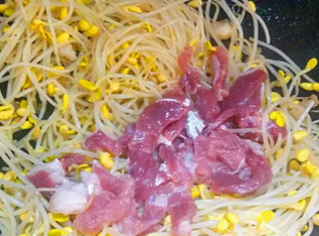 step5: 把豬肉放下去翻炒