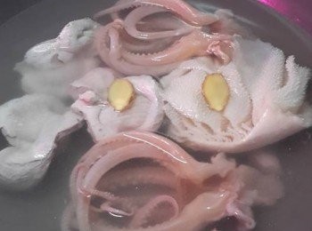 step1: 急凍<a href="https://bit.ly/3uTwVKG" target="_blank" data-keyword="雞腎" class="guide-link"><strong>雞腎</strong></a> <span style="display:inline-block;vertical-align:middle;margin-top:-3px;color:initial;border-radius:3px;padding:2px 3px;font-size:12px;line-height:14px;background:#87d300;color:#fff;">即買</span> 解凍洗淨後,與水魷魚,牛柏葉加3片薑用滾水煮約7-8分鍾待熟