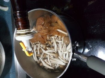 step3: 真姬菇洗淨後,連同竹笙一起用滾水加少許紹興酒出水約1分鐘去草青味,再沖洗乾淨