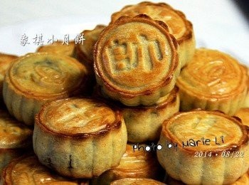 step9: 完成這個《象棋》小月餅真得超有成就感
即使忙了一整天也忙得好快樂

其實做月餅一點也不難
就這些材料加一起拌一拌即可
《搞剛》的就是餡料與糖漿
其實《轉化糖漿》和《烏豆沙》
都可以在烘焙<span class="group_1">食材</span>店裡買到現成的唷！！

不過，自己動手做真的很有成就感耶！！！