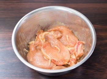 step3: 待 5 分鐘後，先把生粉加入豬扒拌勻，最後下麻油拌勻，包好醃 1 小時以上。