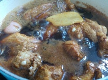 step3: 將所有調味料和糖一起下鍋,將熱水加到骨面,慢火煮40分鐘,臨食時中大火收汁即可。