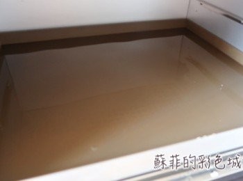 step2: 深烤盤裡面放1/2的常溫水，烤箱預熱170度c，15分鐘。(只要先將所有材料準備好，打好蛋糕糊的時間就剛好可以將烤箱預熱好喔！蛋糕糊準備好馬上進烤箱可以減少消泡的狀況！）