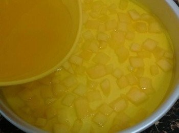 step14: 拎出模具，倒入剩餘的啫喱水，再次移入雪櫃，冷藏6小时以上，或者雪過夜