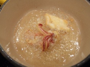 step3: 中捲炸至酥脆的外皮即可起鍋放一旁。分次下鍋炸,不要一次通通下鍋以免油溫驟降,而造成黏鍋及炸不酥脆。