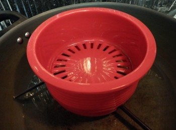 step5: 鑊中下水及蒸架/蒸籠, 蓋上鑊蓋, 大火燒開至水滾