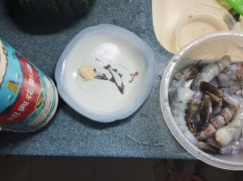 step2: 用<span class="group_2">醃蝦料:</span>鹽半茶匙,白胡椒粉1/4茶匙,紹興酒少許醃15分鐘以上備用