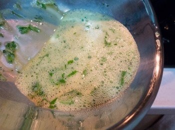 step2: 打蛋，之後溝埋芫茜碎及幾滴魚露。