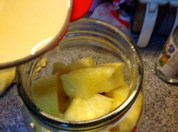 step8: 把蔬菜及菠蘿放入器皿、倒入糖醋水 (及蒜蓉)，醃 2 天便可 (忍不住醃了4 小時便吃, 都好吃, 但第二天後更好吃, 個人認為 ^^)