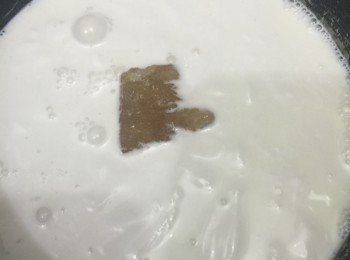 step1: - 魚膠粉加20g水，小火隔水邊拌邊煮至全溶，之後一直座在熱水裡，不要拿出來
- 40g冰糖+椰漿+鮮奶+水中小火煮至糖溶