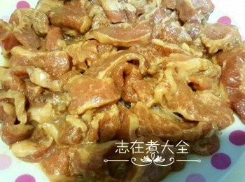 step5: 加水先鬆一鬆肉，將已醃好豬頸肉鋪在粉絲上