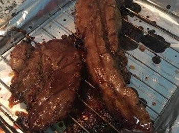 step4: 取出翻面，再塗些醬料後續烤15分鐘，最後一次取出翻面，塗醬料再烤15分鐘即可，取出切片！ 剩下的醬汁煮滾後可放旁邊當沾醬。