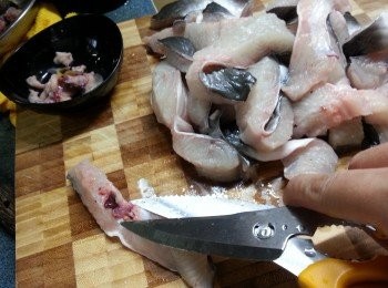 step1: 買白鱔時要問檔主白鱔是否爽口品種,因為白鱔是有兩種,要爽口的品種,叫檔主代為起肉,切厚件,回家時檢查肚中是否還有內臟,用較剪剪去內臟洗淨(一定耍切厚件,否則炒起會散)