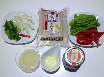 step1: 準備所有材料,洋蔥切絲,蔥切段狀,彩色甜椒切條狀