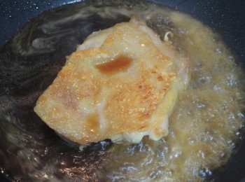 step5: 倒入醃雞餘下的<span class="group_3">照燒汁</span>煮滾，轉中火不用加蓋。