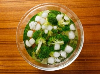 step3: 花椰菜切成小塊狀丟入水鍋燙熟後，放入冰水冷卻後備用。
