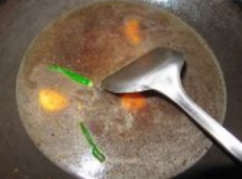 step3: 熱鍋下豬油，下冰糖，爆下一辣椒再放水。