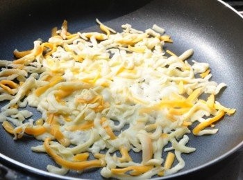 step4: 另外再將平底鍋擦拭乾淨加熱(不放任何一滴油)，均勻鋪放乳酪絲於鍋中再以中小火加熱