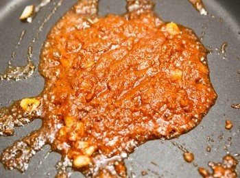 step3: 接著把百勝廚叻沙全麥拉麵中的(A)叻沙醬包下鍋炒香。