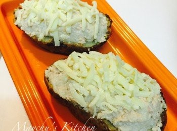 step3: 將薯蓉混合物釀回薯皮內，然後灑上芝士碎，放入焗爐繼續用200度焗約5分鐘至芝士溶化。焗完後靜置於爐內約3分鐘，讓焗爐餘溫將芝士焗至金黄色即成。