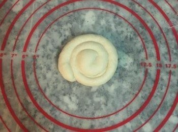 step10: 像捲蔥油餅ㄧ樣的捲起來，排列好。