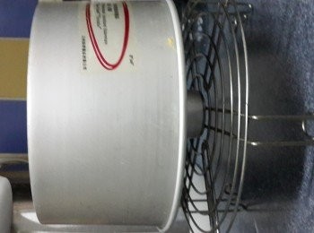 step18: 將烤好的蛋糕拿出，再10cm的高处向下噔3下，馬上將模倒扣放在架上