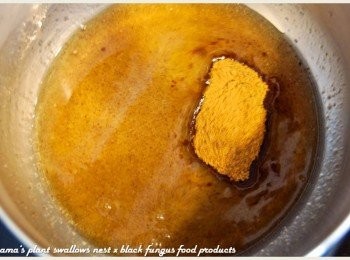 step4: 最後放入黑糖粉，持續攪拌至黑糖粉完全溶解即可。