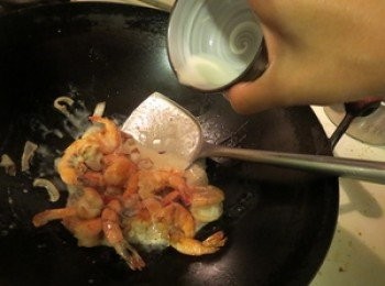 step4: 將大蝦回鑊，兜勻，然後慢慢加入麵糊(不要一次性加入)炒至醬汁沾在蝦身上后即可上碟。