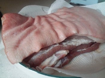 step1: 五花腩用水沖洗乾淨