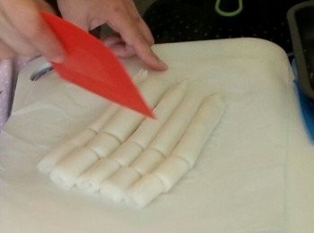 step4: 當卷好約20條腸粉後,腸粉會稍為凍咗,所以食前需翻熱,可用刮刀切成細段,