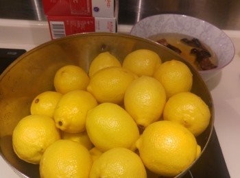 step1: 檸檬用水浸半小時, 陳皮浸軟後除去白色囊。