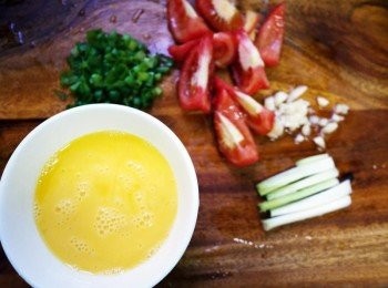 step1: 備好材料，蔥白略拍切斷、蕃茄切片、蒜頭與蔥綠切末、蛋+少許的水打成蛋液備用