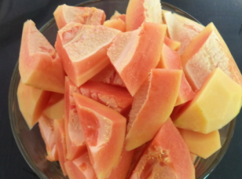 step3: 木瓜洗淨切大塊。