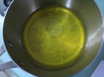step1: 製作泡芙：把清水、牛油、細砂糖和鹽中火煮至沸騰，轉小火，倒入低筋麵粉，迅速攪拌均勻，離火放涼。