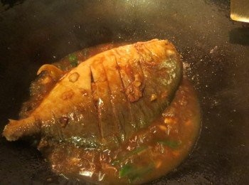 step5: 放入鱼煮约1分钟，盛出上桌。