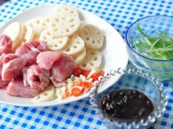 step1: 將蓮藕洗淨刨皮切薄片、豬小排已滾熱水沖淋2遍再以熱水沖洗1遍，蔥絲泡水、醬料備妥