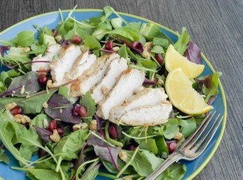 step3: 將沙律菜放在碟上，用鹽和黑胡椒味，加上雞肉，淋上少許果仁碎，再淋上醬汁享用